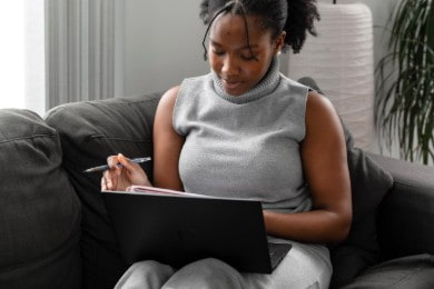 Come concludere una lettera di presentazione (con esempi)