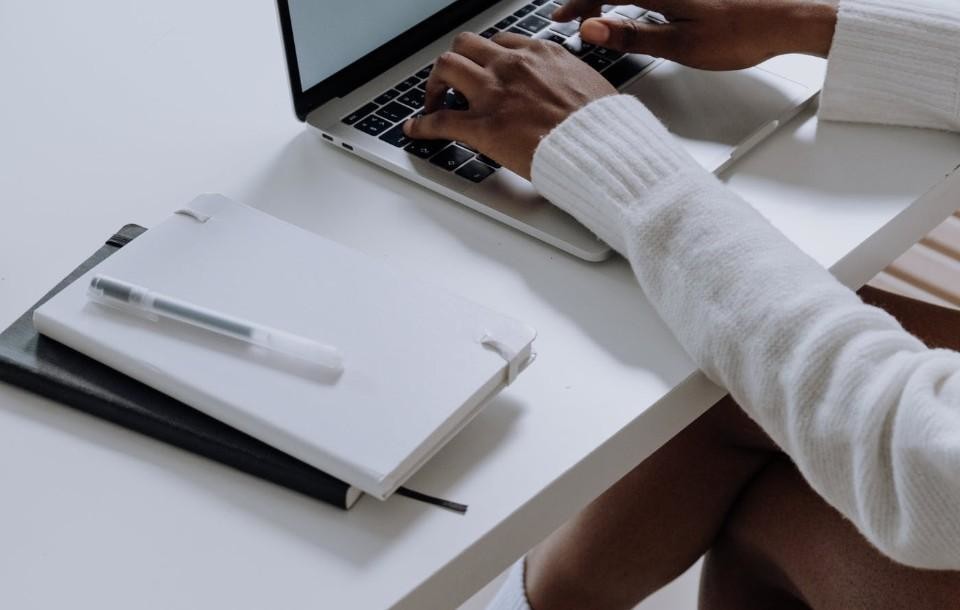 La lettera di presentazione per neolaureato 2023 (+esempi)